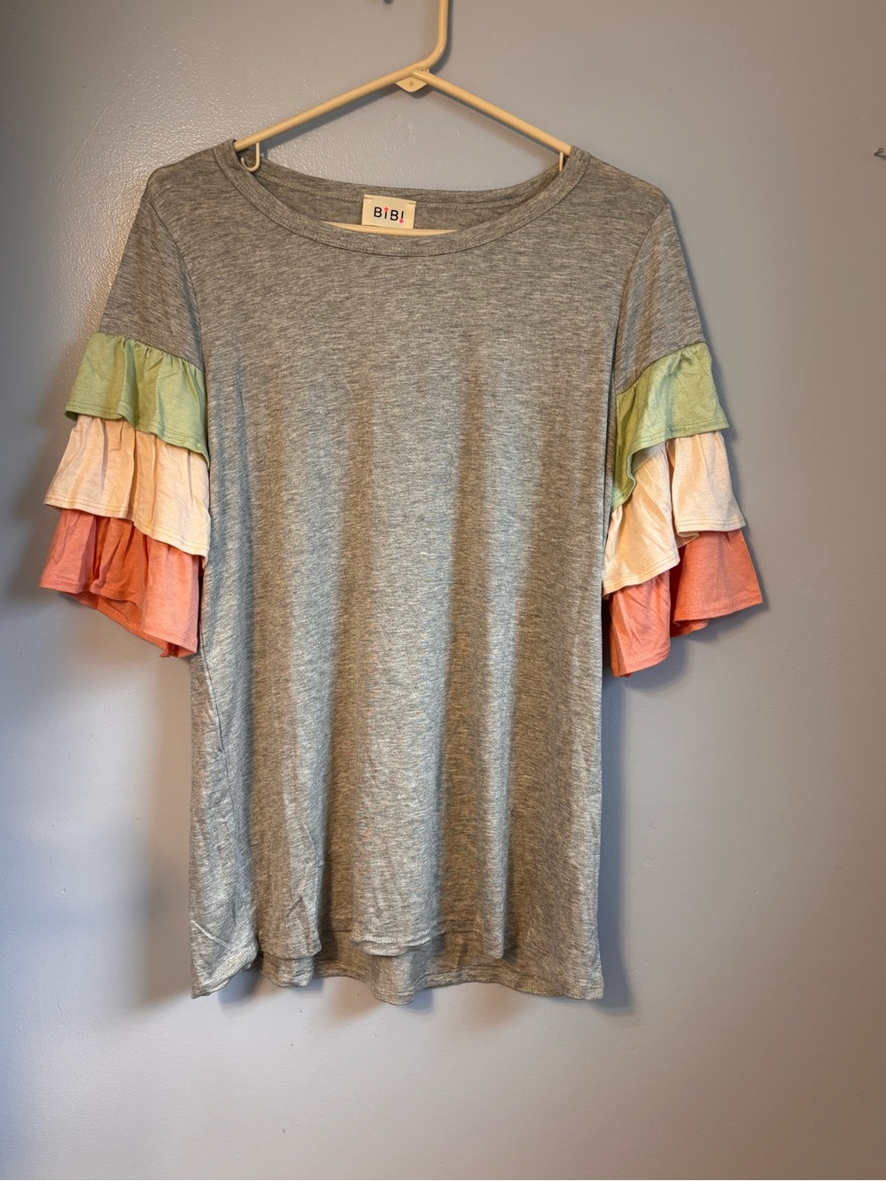 BiBi Heather Grey Tee with Pastel Tiered Colorblock Ruffle Sleeves Sz M. NWOT